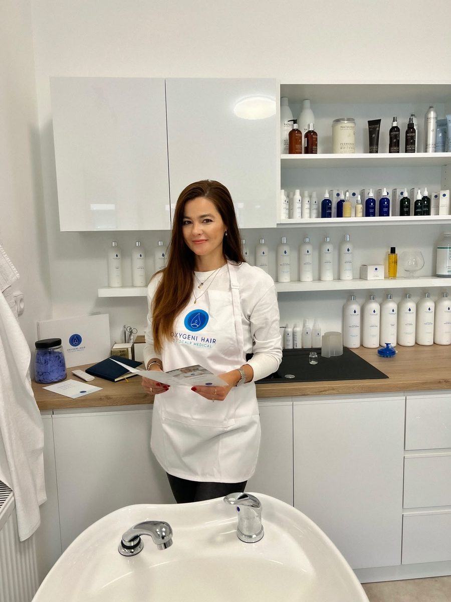 Majitelka salonu Oxygeni Hair Care v salonu s produkty Oxygeni Hair a NATULIQUE
