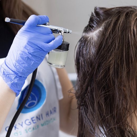 Aplikace kyslíku na pokožku hlavy při ošetření Oxygeni Hair