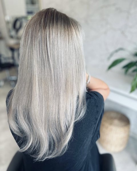 Stejná klientka se studeným popelavým odstínem blond vlasů po úpravě