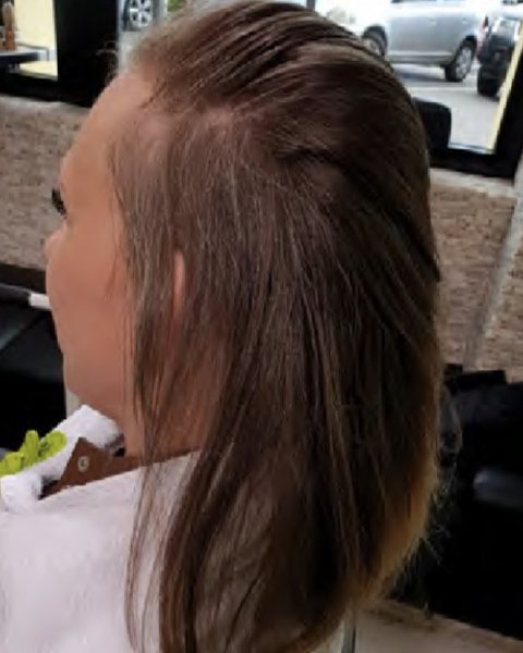 Vlasy na boku hlavy po péči, ukázka z materiálů Oxygeni Hair